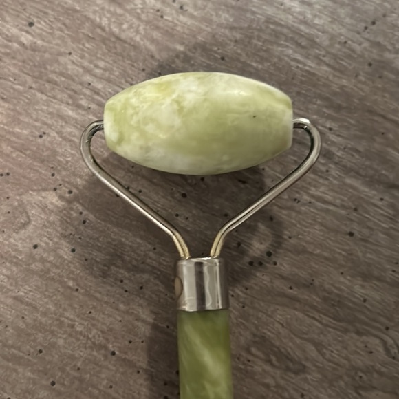 Gua Sha and Jade facial roller - Picture 4 of 5
